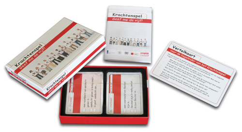 Speciaal gedrukt spel bestaande uit grote kaarten, kleinere speelkaartformaat kaarten en een gebruiksaanwijzing boekje, samen verpakt in een doosje met deksel.